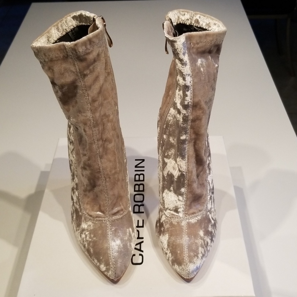 Capes Robbin Grey Velvet Boots